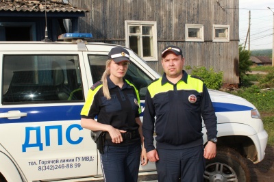 В Пермском крае сотрудники Госавтоинспекции эвакуировали из горящего дома двоих людей и кошку