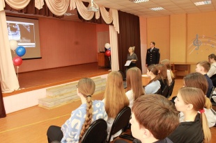 В Кудымкаре полицейские и общественники рассказали школьникам о героических поступках правоохранителей.