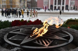 Игорь Комаров почтил в Перми память павших воинов и возложил цветы к Вечному огню