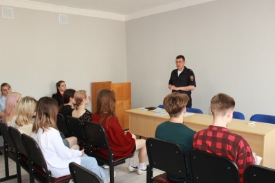 Кудымкарские стражи порядка встретились со школьниками и провели для них экскурсию по зданию полиции