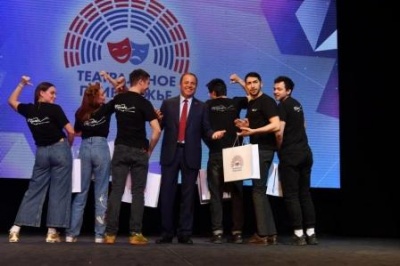 Игорь Комаров вручил пермскому театру «17-я Скрипка» главный приз фестиваля «Театральное Приволжье»