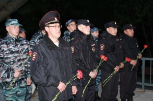 В Кудымкаре полицейские и общественники возложили цветы к мемориалу, посвященному солдатам, погибшим в годы Великой Отечественной войны. 