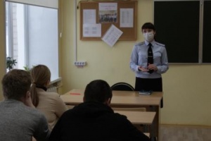 В Кудымкаре сотрудники полиции в рамках акции «Студенческий десант» встретились с учащимися среднего учебного заведения.  