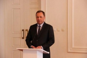 Игорь Комаров вручил паспорта юным гражданам России