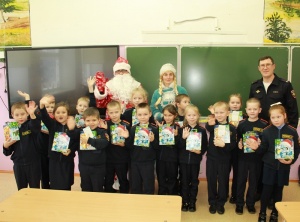 В Кудымкарском муниципальном округе сотрудники полиции поздравили с Новым годом ребят из профильного кадетского класса. 