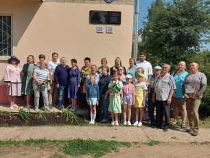 В минувшую пятницу в Кудымкаре открыли мемориальную доску известному коми-пермяцкому художнику, члену Союза художников России Виталию Онькову 