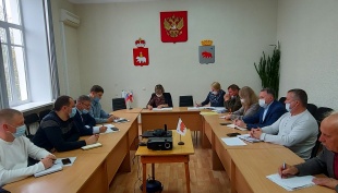 В администрации города Кудымкара состоялось аппаратное совещание с руководителями учреждений краевого, федерального подчинения и руководителями предприятий коммунального комплекса