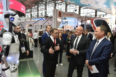 Вице-премьер РФ Дмитрий Чернышенко и полпред Президента РФ в ПФО Игорь Комаров посетили стенд Пермского края на выставке «Россия»