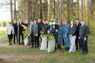 В Кудымкарском муниципальном округе полицейские, студенты и общественники приняли участие в акции «Парк Победы»