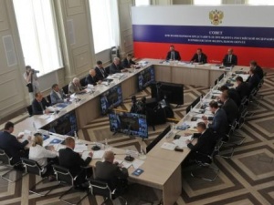 Полпред Игорь Комаров провел Совет округа