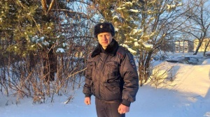 В Пермском крае сотрудник органов внутренних дел спас из огня мужчину и его автомобиль