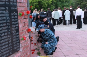 В Кудымкаре полицейские и общественники возложили цветы к мемориалу, посвященному солдатам, погибшим в годы Великой Отечественной войны