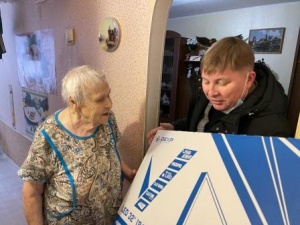 В новогодние праздники ветерану труда из Перми вручили новый телевизор