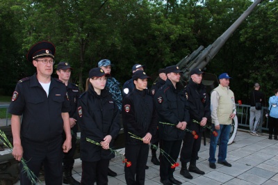 В Кудымкаре полицейские и общественники возложили цветы к мемориалу, посвященному солдатам, погибшим в годы Великой Отечественной войны. 