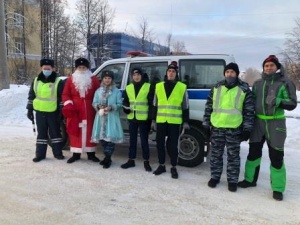 В Кудымкаре сотрудники полиции и представители автошколы присоединились к Всероссийской акции «Полицейский Дед Мороз».