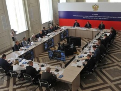 Полпред Игорь Комаров провел Совет округа