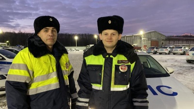 В Перми сотрудники Госавтоинспекции эвакуировали жильцов из горящего дома