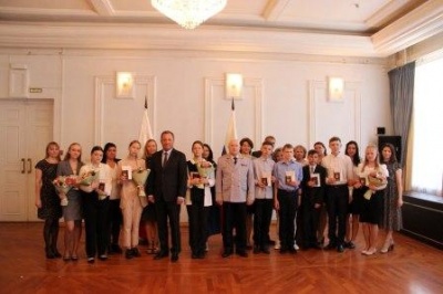 Игорь Комаров вручил паспорта юным гражданам России