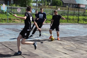 В селе Пешнигорт полицейские и следователи Следственного комитета сыграли в футбол с воспитанниками детского социального учреждения