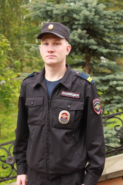 В Пермском крае сотрудник патрульно-постовой службы полиции спас молодого человека от падения с крыши