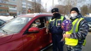 В Кудымкаре прошла акция «Цветы для автоледи»