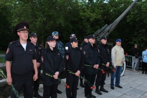 В Кудымкаре полицейские и общественники возложили цветы к мемориалу, посвященному солдатам, погибшим в годы Великой Отечественной войны. 