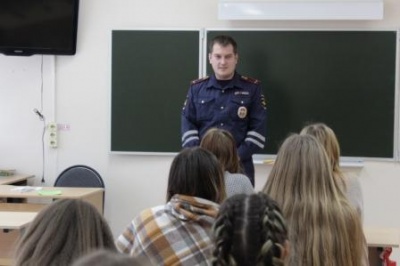 В Кудымкаре сотрудники полиции в рамках акции «Студенческий десант» встретились с учащимися среднего учебного заведения.  