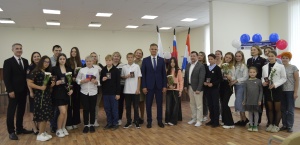 В Перми в День Государственного флага Российской Федерации состоялась торжественная церемония вручения паспортов юным гражданам страны