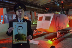 Пермский край присоединяется к акции #СНамиПобеда. В руках дознавателя отдела дознания Управления МВД России по г. Перми Егора Елькина портрет Героя Советского Союза Василия Васильева.