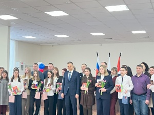 В Перми торжественно вручили паспорта 12 юным гражданам страны