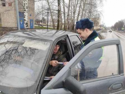  В Юсьвинском муниципальном округе сотрудники Госавтоинспекции поздравили водителей с Днем автомобилиста