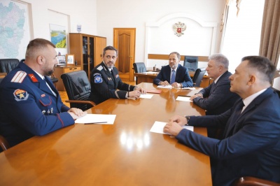 Полпред Игорь Комаров провел рабочую встречу с казачьими атаманами