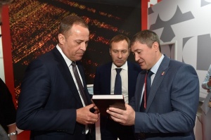 Полпред президента в ПФО Игорь Комаров посетил стенд Пермского края на ПМЭФ