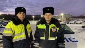 В Перми сотрудники Госавтоинспекции эвакуировали жильцов из горящего дома