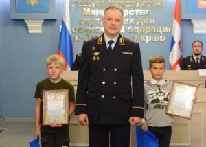 Начальник регионального МВД генерал-лейтенант Александр Щеглов вручил Благодарственные письма и подарки детям из Лысьвы