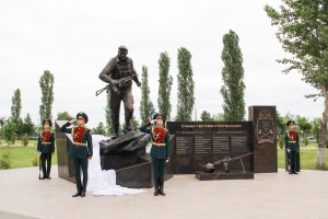Игорь Комаров принял участие в торжественной церемонии открытия памятника «Слава Героям Росгвардии»